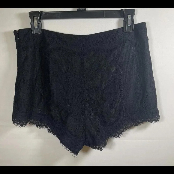 Women’s Kimchi Blue- Black Lace Overlay Booty Pin Up Shorts Size 6 - Picture 2 of 4